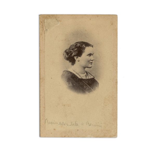 Regina Elisabeta a României reprezentată din profil, fotografie format carte-de-visite, atelier Carol Popp de Szathmári, cca. 1880