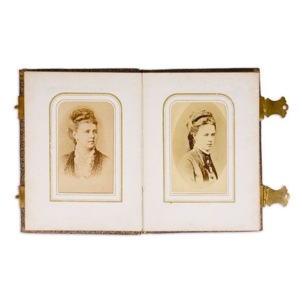 Familia reginei Maria a României, album cu șase fotografii format carte-de-visite