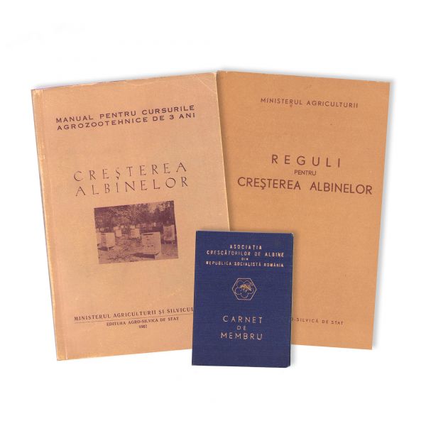 Două volume despre creșterea albinelor, 1956-1957 + carnet de membru al Asociației Crescătorilor de Albine