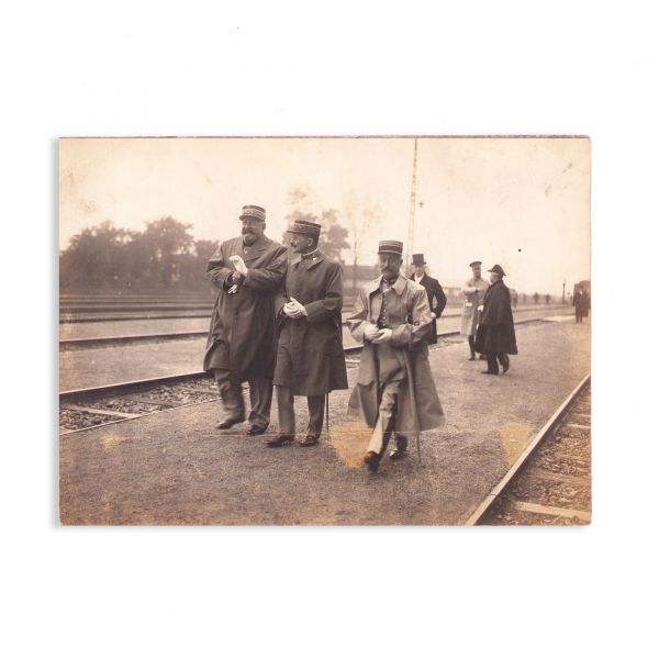 Generalul Henri Mathias Berthelot pe peronul unei gări, fotografie de epocă