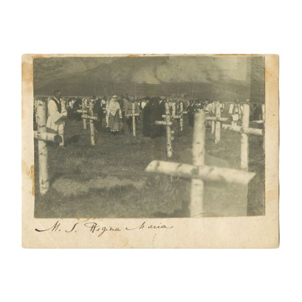 Regina Maria omagia eroii armatei române înhumați într-un cimitir militar din Moldova în 1917