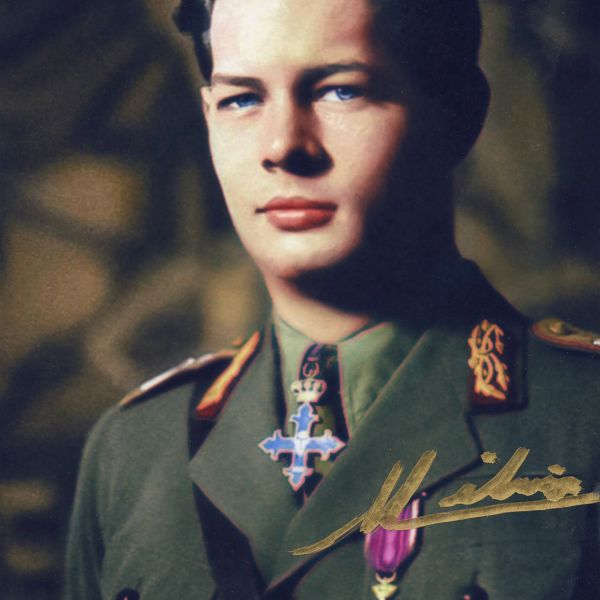 Regele Mihai I în uniformă militară, fotografie cu semnătură olografă