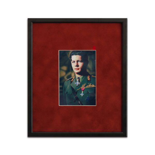 Regele Mihai I în uniformă militară, fotografie cu semnătură olografă