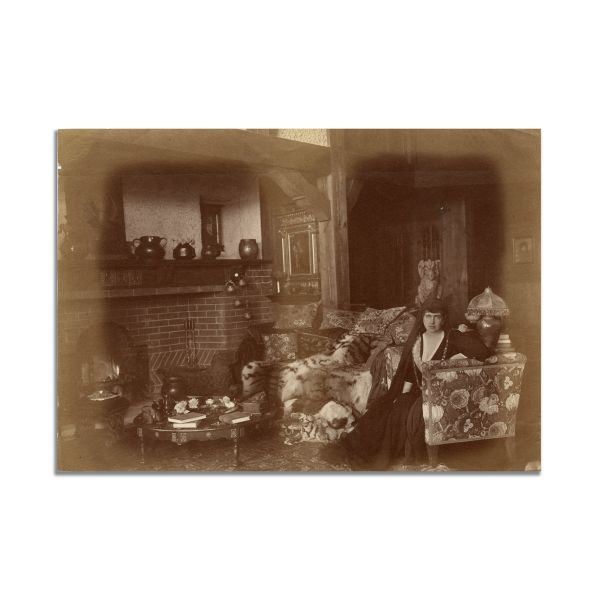Regina Maria într-un cadru de interior, fotografie de epocă
