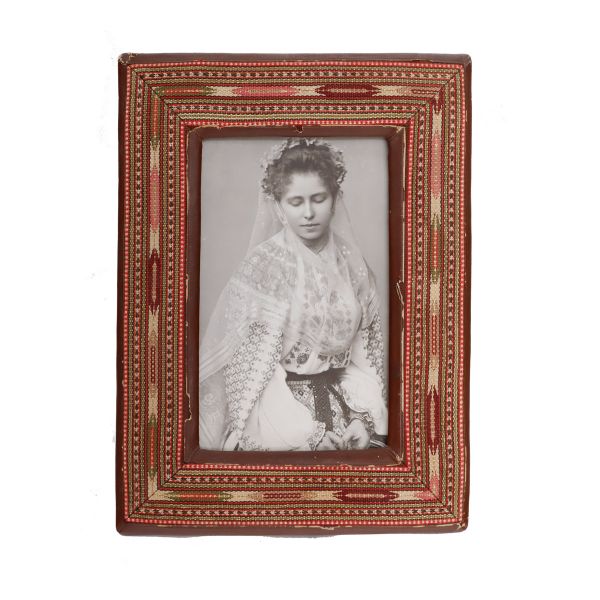 Principesa Maria în costum tradițional românesc, fotografie format carte poștală, într-o ramă brodată cu elemente tradițională
