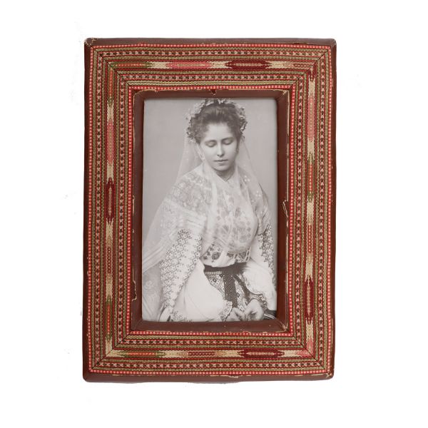 Principesa Maria în costum tradițional românesc, fotografie tip carte poștală, într-o ramă brodată