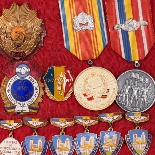 Colecție de 21 insigne și medalii din perioada comunistă
