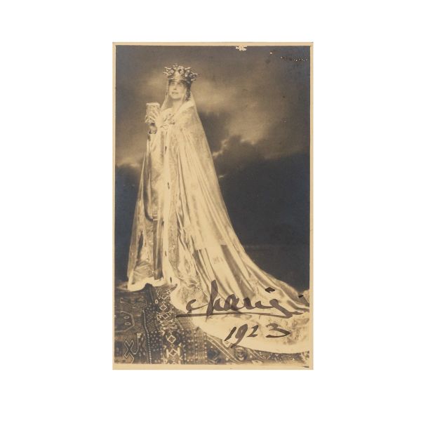 Regina Maria în ținuta încoronării, fotografie tip carte poștală, semnată olograf