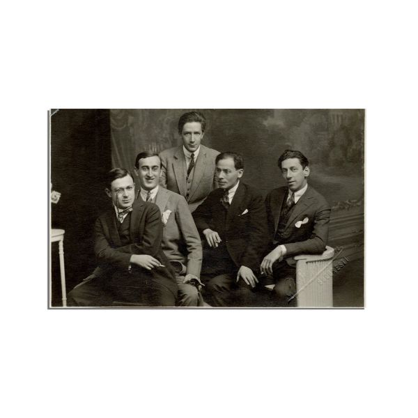 Redacţia revistei „Contimporanul”, fotografie tip carte poștală, atelier N. Buzdugan, cca 1915