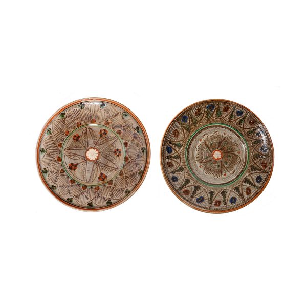 Două farfurii din ceramică de Horezu, semnate Victor Vicșoreanu, 1986