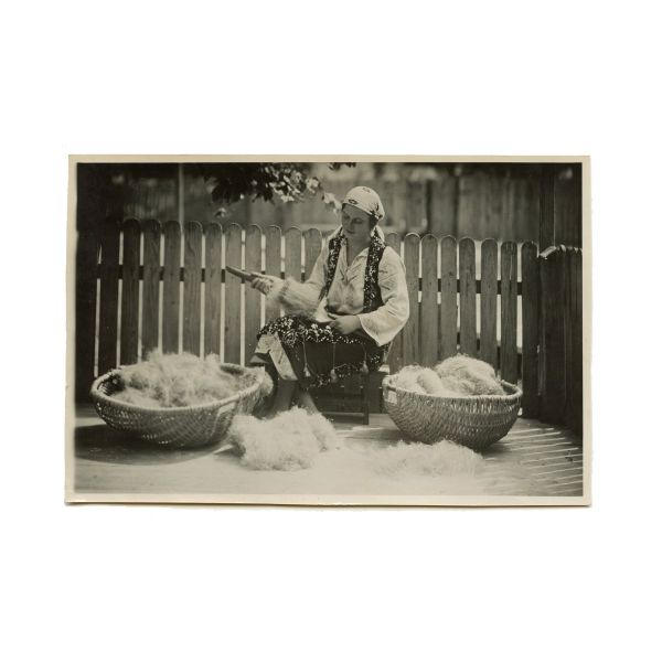 Țărancă cu fus, fotografie de epocă