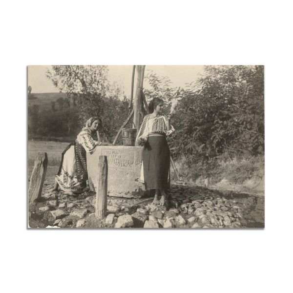 Două femei la fântână, fotografie realizată de Alexandru Bellu
