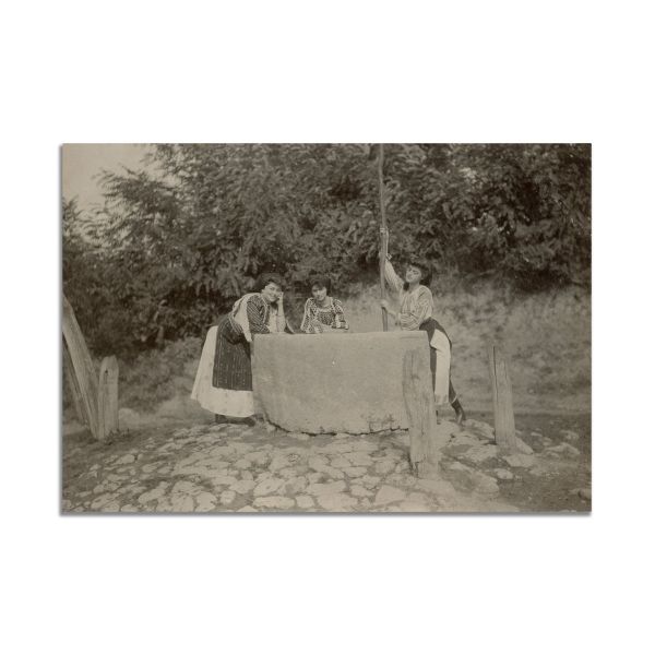 Trei tinere la fântână, fotografie de epocă, atelier Alexandru Bellu