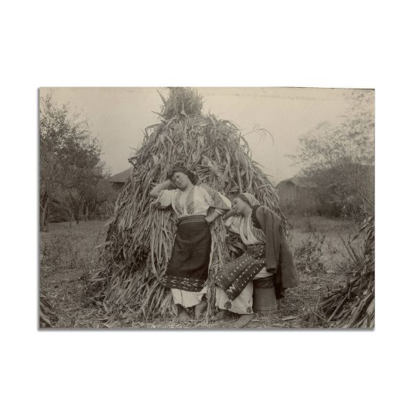 Două țărănci lângă șira de coceni, fotografie realizată de Alexandru Bellu