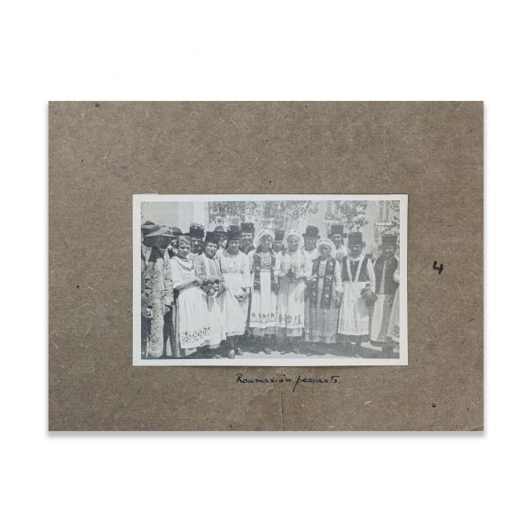 Cicely McCall, album fotografic cu două fotografii cu regina Maria și principesa Ileana, cu semnătură
