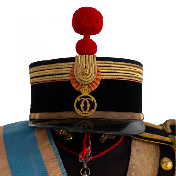 Veston de sublocotenent de artilerie călăreață cu chipiu, leduncă, centură, epoleți, baretă cu decorații și două ordine militare