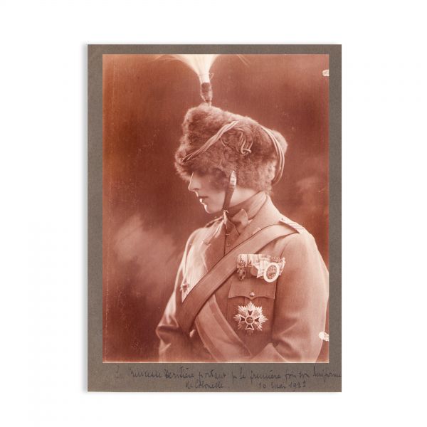 Regina mamă Elena în uniforma Regimentului 4 Roșiori, 10 mai 1923, fotografie de epocă