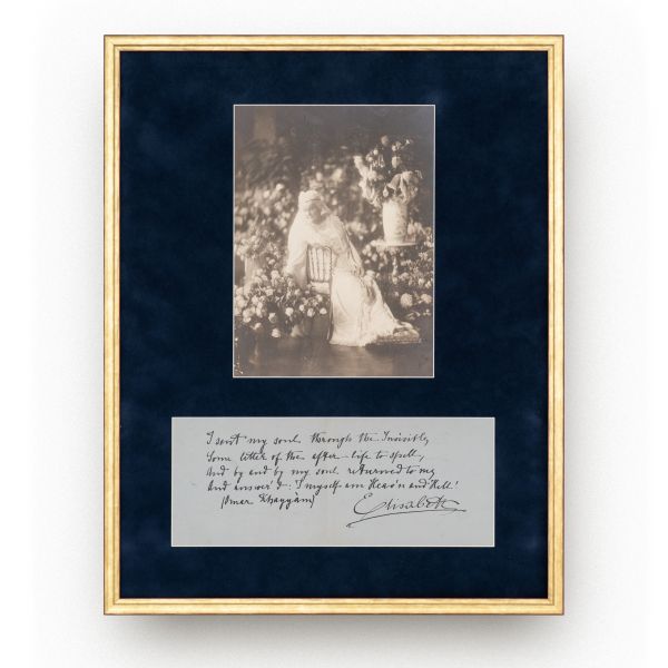 Regina Elisabeta înconjurată de flori, fotografie de Franz Mandy, cca. 1910 + bilet cu citat și semnătura olografă