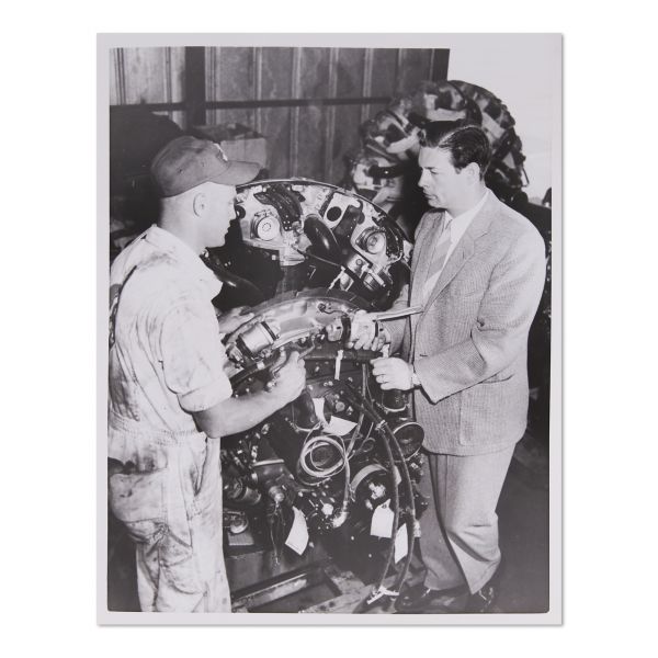 Regele Mihai I al României primind informații despre funcționarea motoarelor de avion, fotografie de presă, 27 iulie 1956 