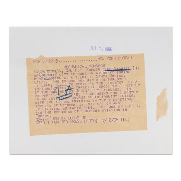 Regele Mihai I al României primind informații despre funcționarea motoarelor de avion, fotografie de presă, 27 iulie 1956 