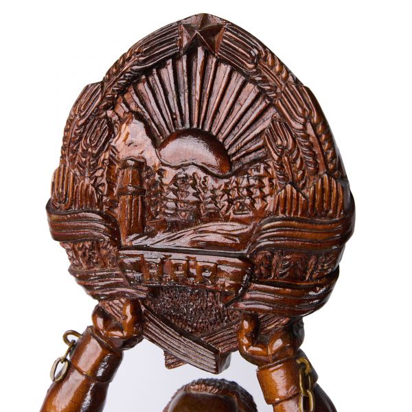 Proclamarea Republicii Populare Române, statuetă din lemn sculptat, 30 decembrie 1947