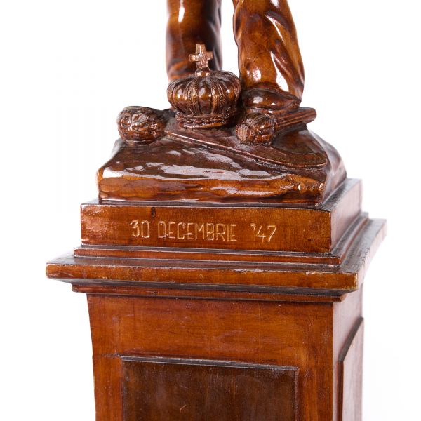 Proclamarea Republicii Populare Române, statuetă din lemn sculptat, 30 decembrie 1947