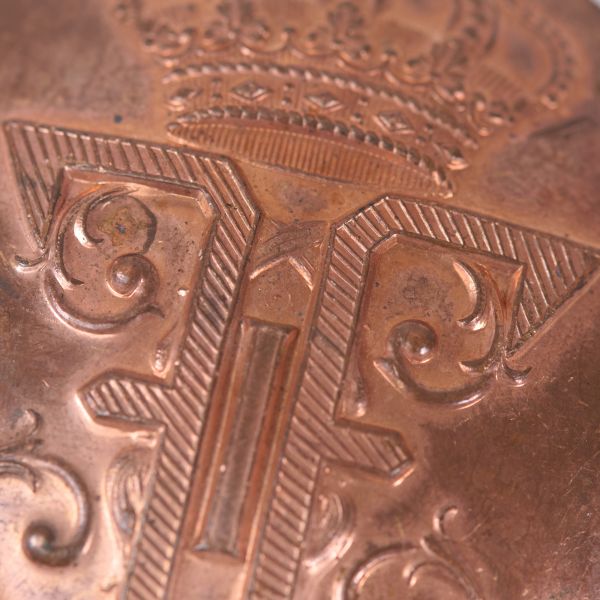 Însemn din cupru pentru casca militară, cu cifrul regelui Ferdinand I, Primul Război Mondial, 1916-1918