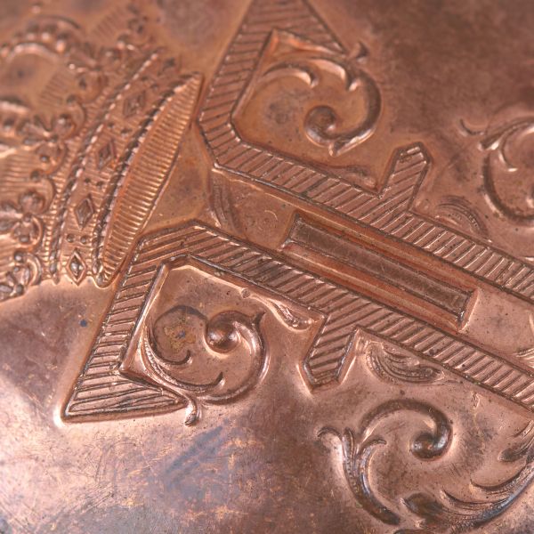 Însemn din cupru pentru casca militară, cu cifrul regelui Ferdinand I, Primul Război Mondial, 1916-1918