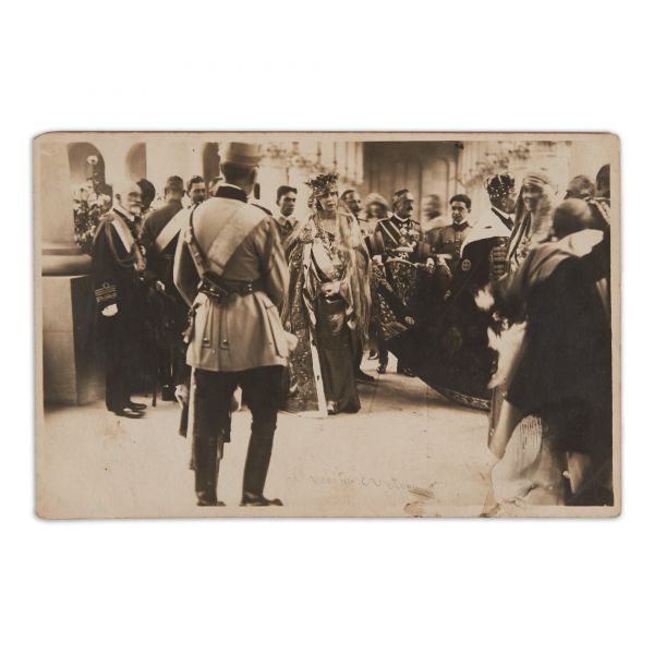 Regina Maria a României după ceremonia de încoronare, fotografie format carte poștală, 1922