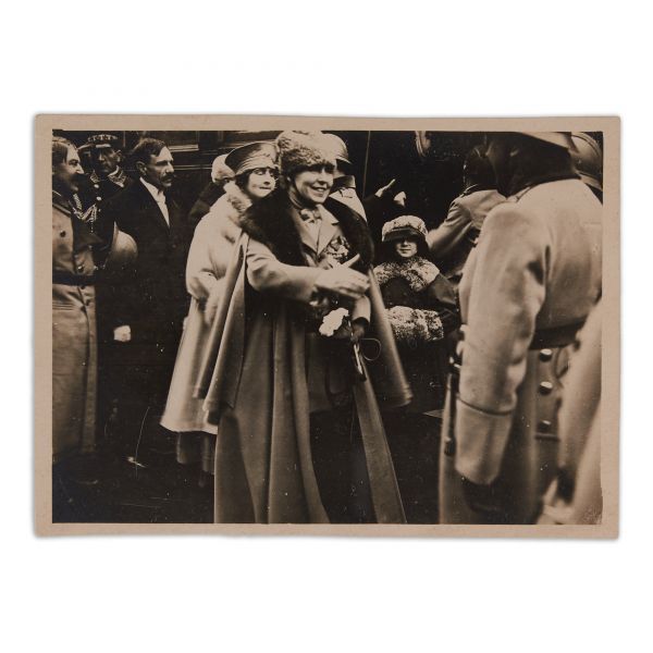 Regina Maria a României în gara Mogoșoaia, fotografie de epocă, 18 noiembrie 1918