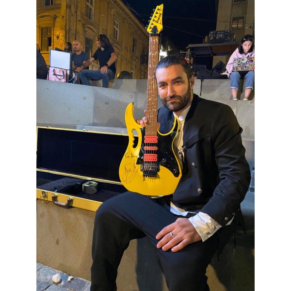 Chitară Electrică - Ibanez JEMJR Yellow, Semnată de către Andrei Maria AKA Smiley