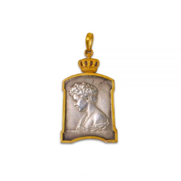 Regina Maria, medalion cu două ancadramente - Aur și argint