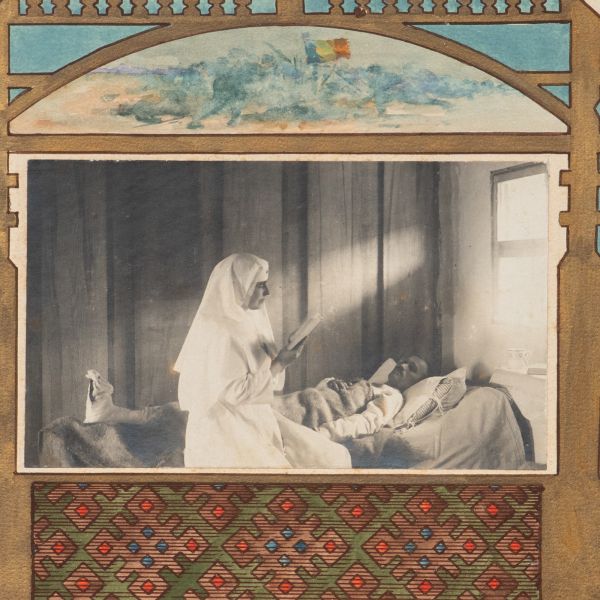 Regina Maria citind unui rănit, fotografie de epocă încadrată de o pictură de Gh. Chirovici, 1917