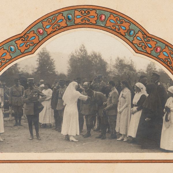 Regina Maria alături de gen. Al. Averescu vizitând un spital de pe front, fotografie de epocă încadrată de o pictură de Gh. Chirovici, 1917