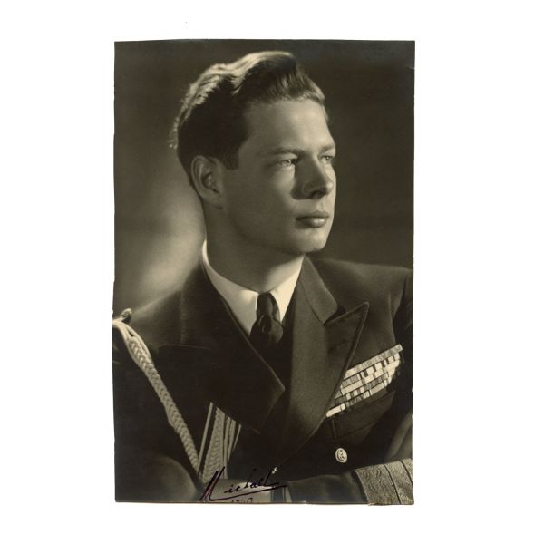 Fotografie, regele Mihai I în uniformă militară, cu semnătură olografă