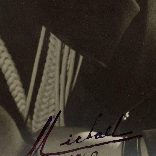 Fotografie, regele Mihai I în uniformă militară, cu semnătură olografă