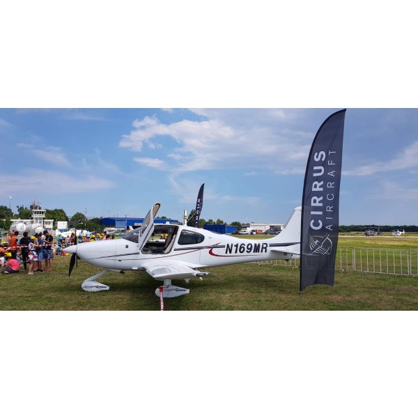  O oră de zbor pentru 3 persoane cu un avion privat Cirrus SR22T, pilot Radu Merică