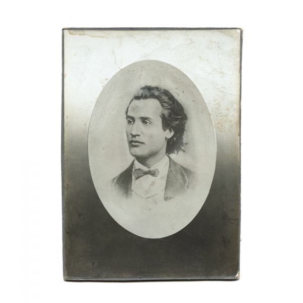 Mihai Eminescu, fotografie de cabinet, atelier Nestor Heck, după clișeul lui Jan Tomáš