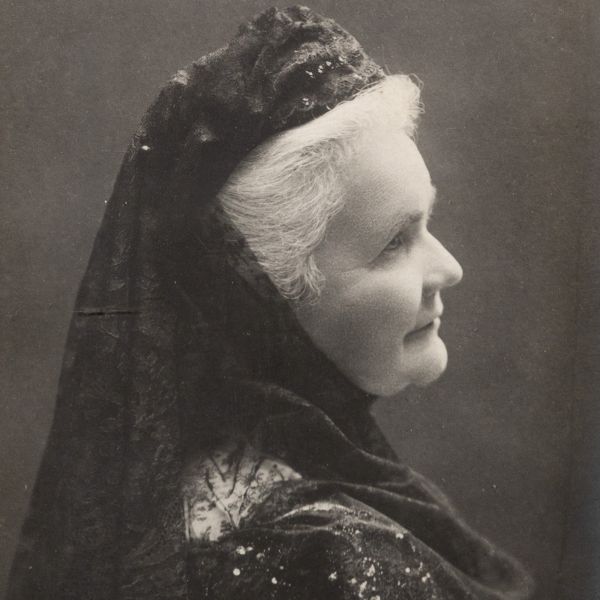 Regina Elisabeta a României, fotografie tip carte poștală, semnată, atelier F. Mandy, într-o ramă de birou din piele cu cifrul suveranei 