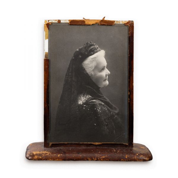 Regina Elisabeta a României, fotografie tip carte poștală, semnată, atelier F. Mandy, într-o ramă de birou din piele cu cifrul suveranei 
