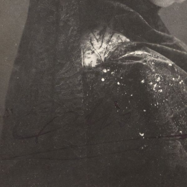 Regina Elisabeta a României, fotografie tip carte poștală, semnată, atelier F. Mandy, într-o ramă de birou din piele cu cifrul suveranei 