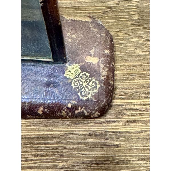 Regina Elisabeta a României, fotografie tip carte poștală, semnată, atelier F. Mandy, într-o ramă de birou din piele cu cifrul suveranei 