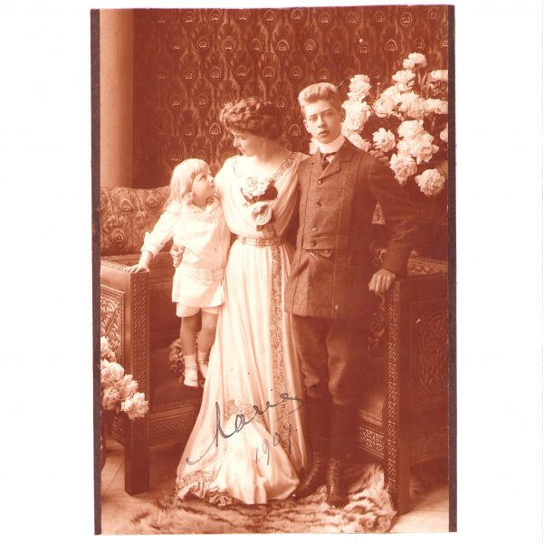 Principesa Maria alături de principii Carol și Nicolae, fotografie de mari dimensiuni, cu semnătură olografă, 1907