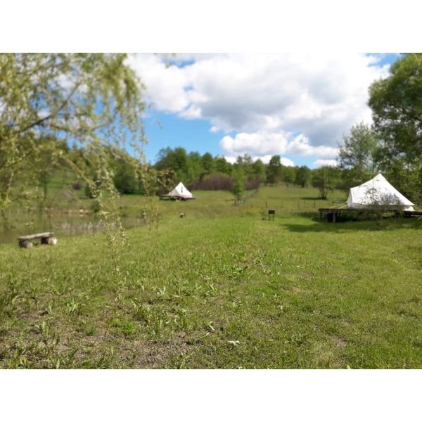 Ia-ți prietenii și hai în mijlocul naturii la Hotelul de Bumbac (3nopți de cazare în 5 corturi/15 persoane)