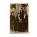 Regina Maria alături de surorile sale purtând doliu după moartea regelui Ferdinand I, carte poștală fotografică, 1927