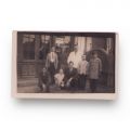 Familie în fața unui magazin cu băuturi, fotografie tip carte poștală 