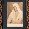 Regina Maria a României în doliu alb, fotografie format carte poștală, cca. 1930
