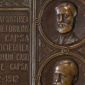 În amintirea întemeietorilor Casei Capșa, plachetă din bronz,  gravor Frederic Storck