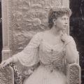 Principesa Maria a României pe un tron Art Nouveau, fotografie de mari dimensiuni 