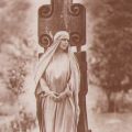 Regina Maria a României, fotografie tip carte poștală într-o ramă neobrâncovenească